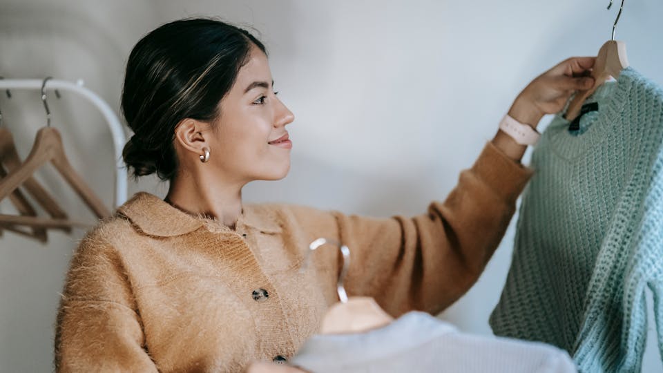 Garderobenleiste an eine Wand anbringen ohne Bohren - Möglichkeiten und Tipps