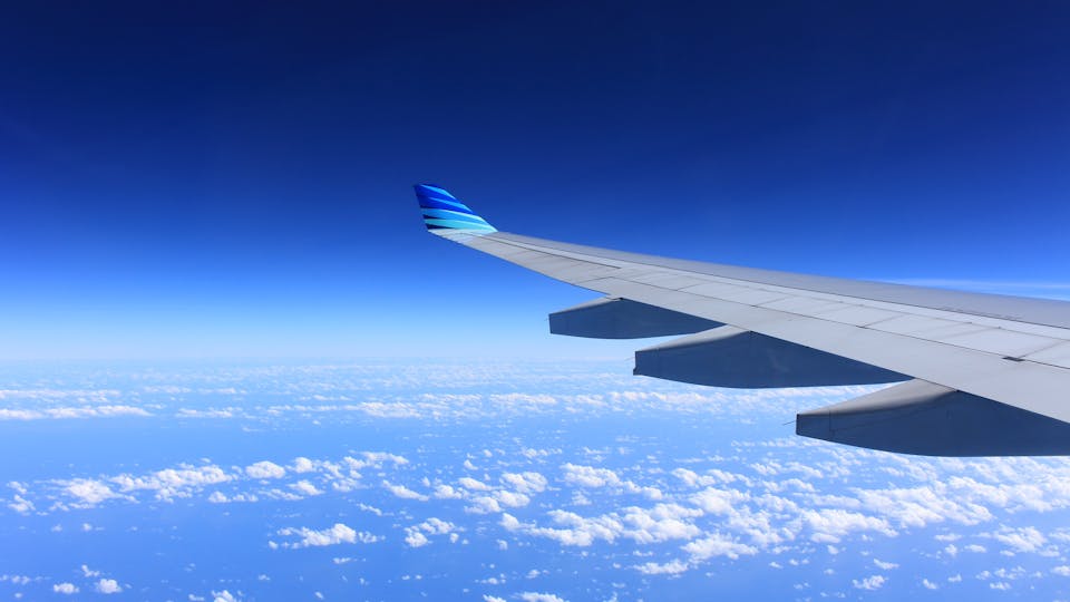 Schlafen im Flugzeug 12 Tipps für einen erholsamen Schlaf über den Wolken