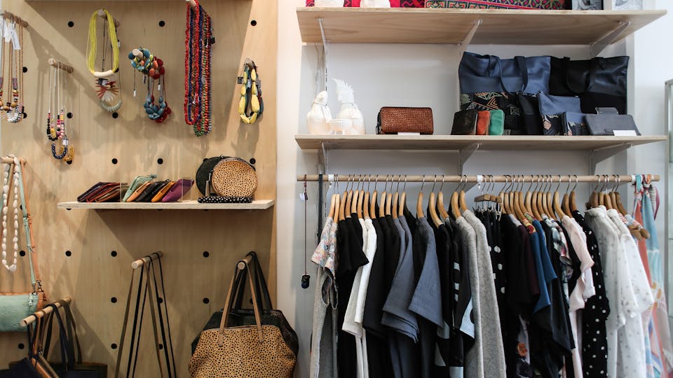 Schrank aufgeräumt Die 15 besten Tipps, um deinen Kleiderschrank effizient zu organisieren