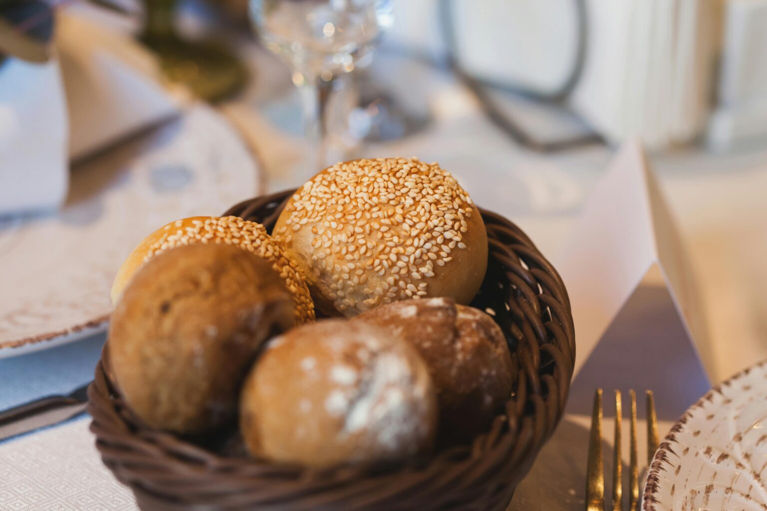 Harte Sonntagsbrötchen wieder aufwärmen und weich machen - so geht's