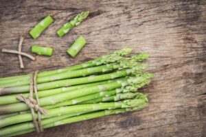 Spargel schälen Wie schält man grünen und weißen Spargel richtig