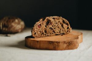 Wie lange ist Schwarzbrot haltbar? Tipps und Tricks