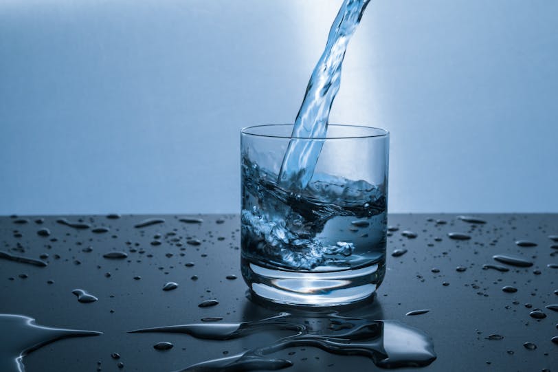 Wie lange kann man aus einer angebrochenen Wasserflasche trinken