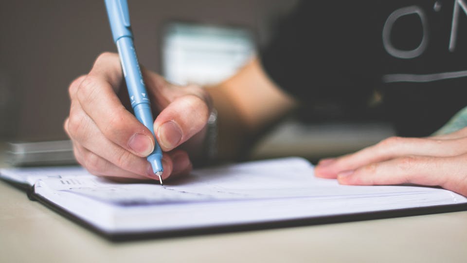 Wie schreibt man einen Monatsbericht Tipps für das Praktikum - Bericht-Schreiben leicht gemacht