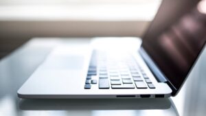 Windows 11 Taskleiste automatisch ausblenden, Taskleiste Verhalten anpassen, Multi-Monitor Taskleiste Einstellungen, Taskleiste im Tablet-Modus ausblenden, Effizienz durch ausblendbare Taskleiste