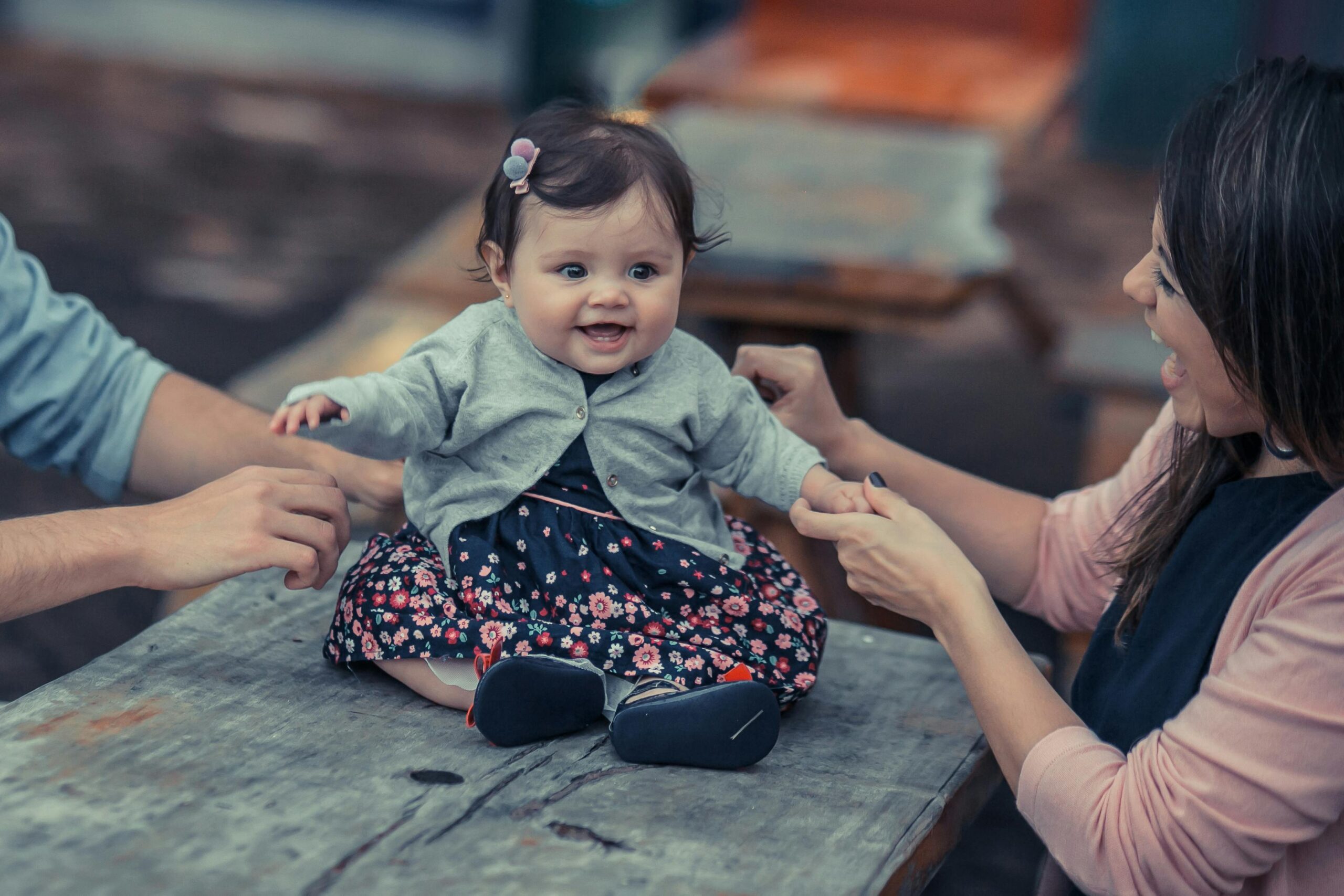 Ab wann dürfen Babys sitzen? Altersgrenze und Tipps