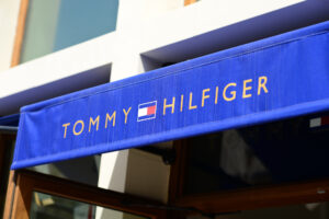 Wie wählt man Accessoires für ein Tommy Hilfiger-Styling aus