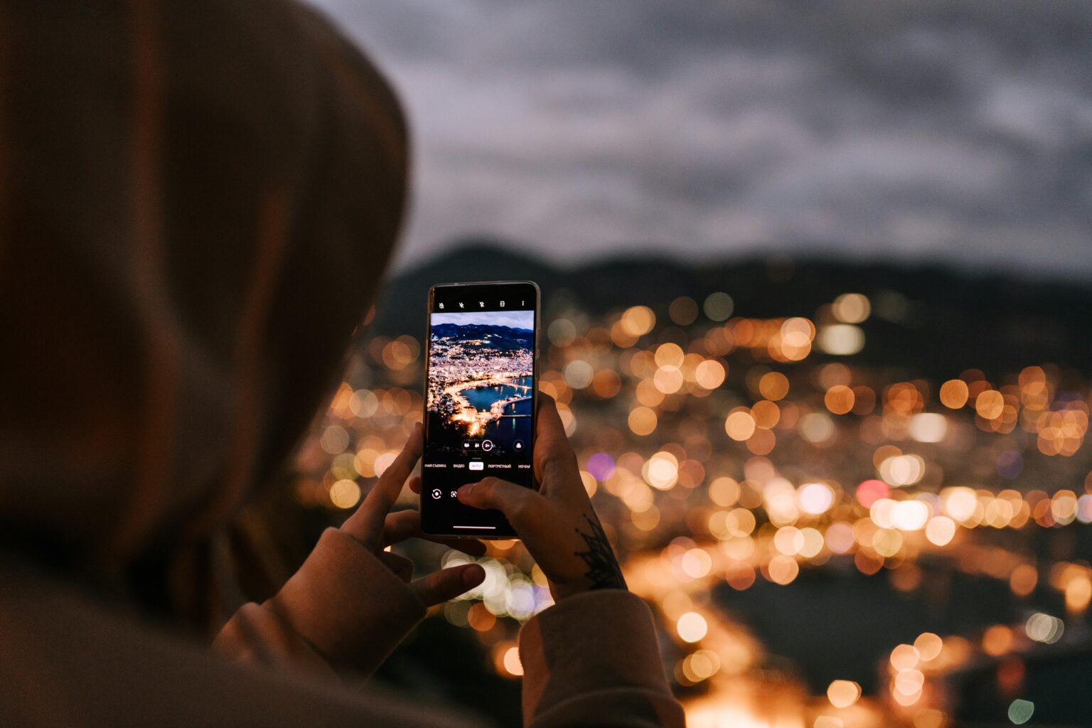 Welche Kameraeinstellungen sind ideal für Nachtaufnahmen mit dem Smartphone?
