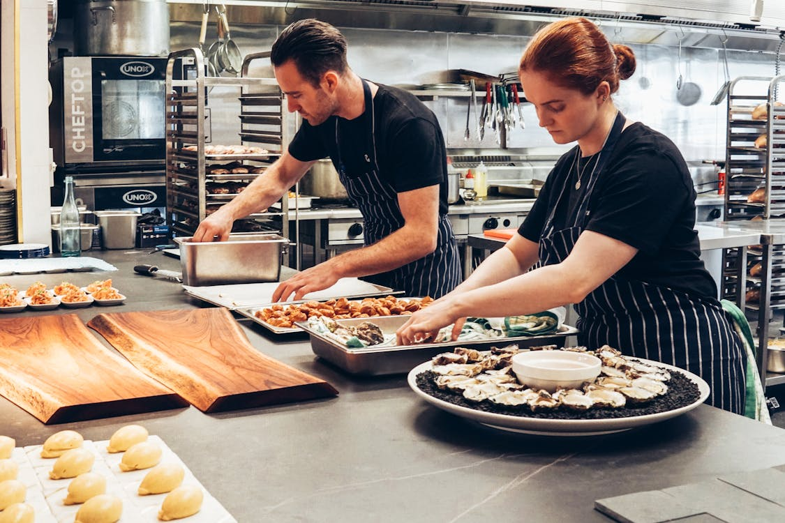Chef-Kollaborationen Polnische kulinarische Experten arbeiten mit globalen Ikonen zusammen