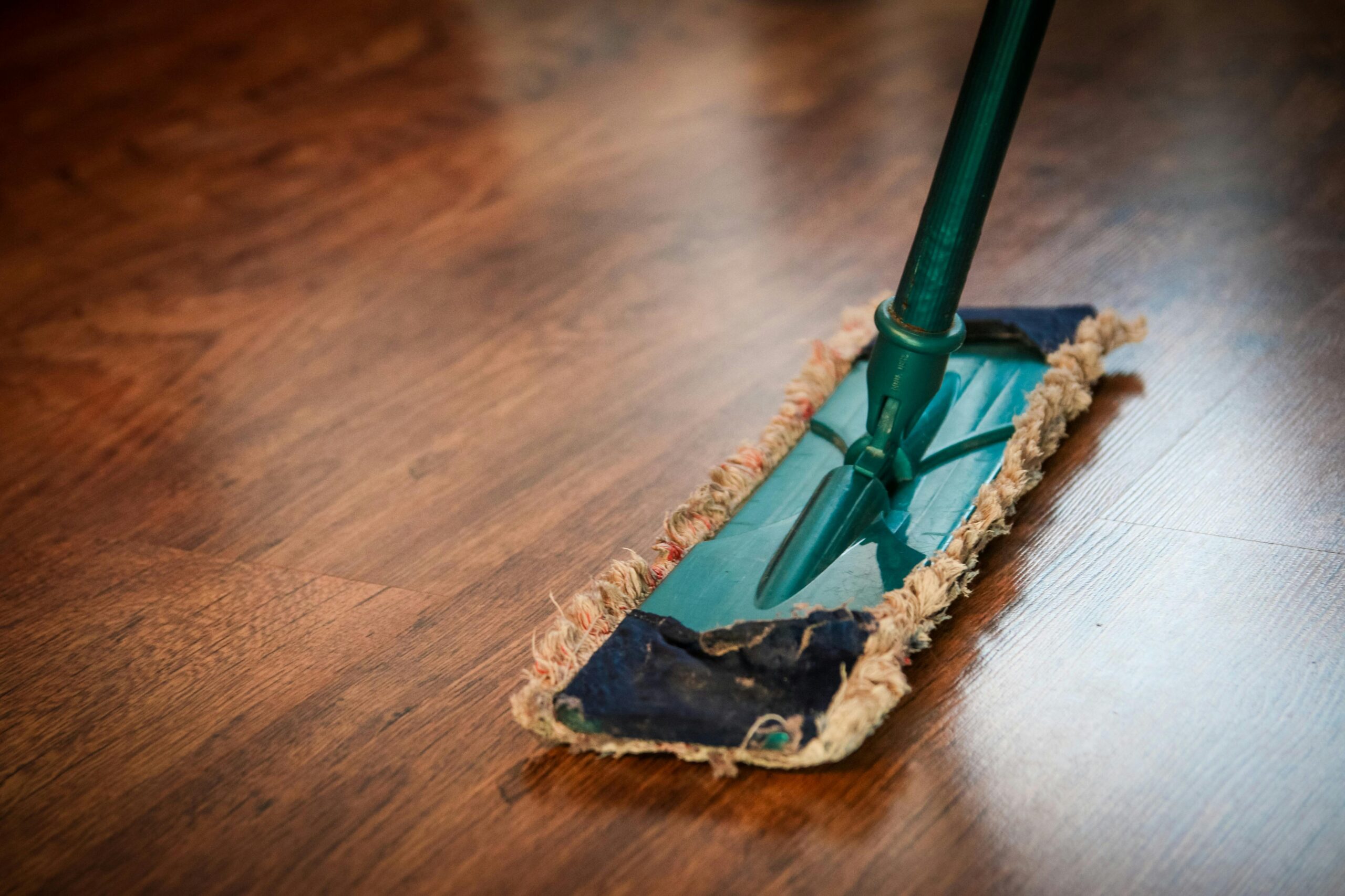 Welche Putzmittel sind für empfindliche Holzböden am besten geeignet?