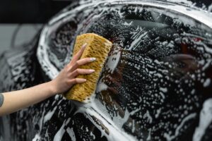 Was sollte ich bei der Pflege meines E-Autos beachten?