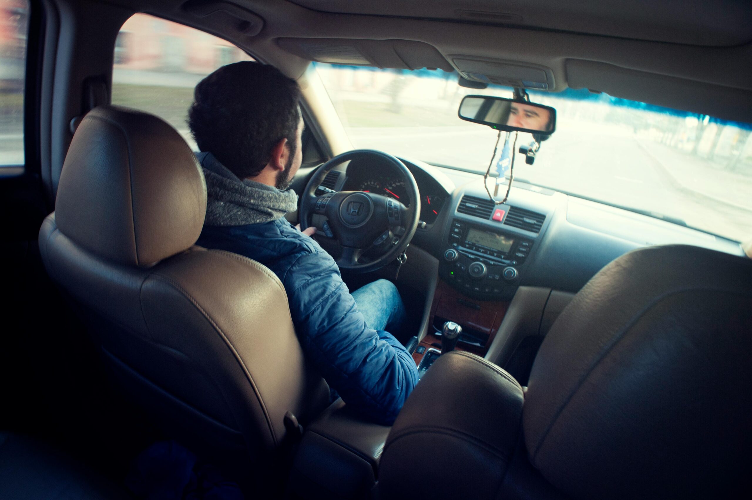 Welche Maßnahmen helfen gegen unangenehme Gerüche im Auto?
