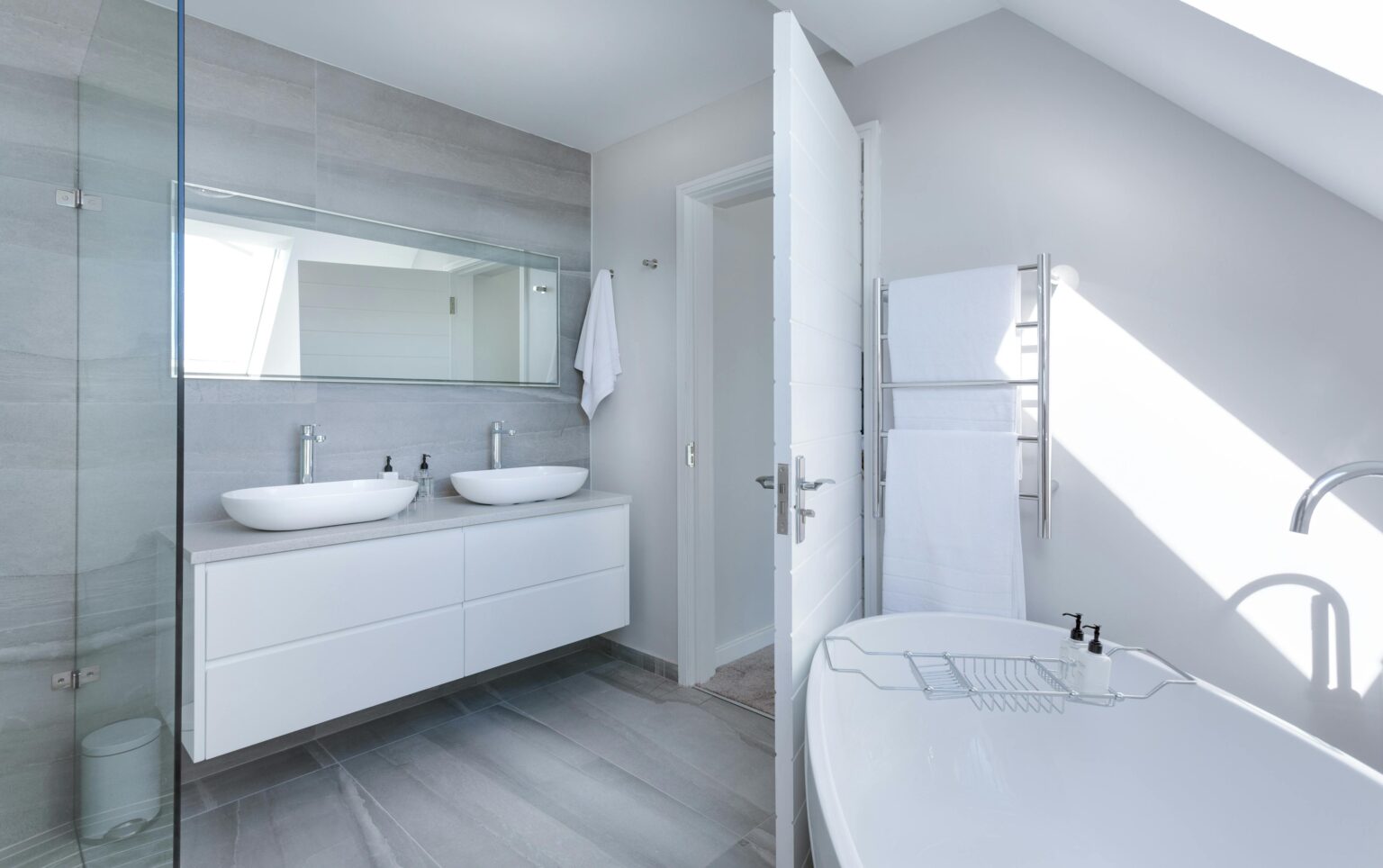 Wie gestalte ich ein kleines Badezimmer optisch größer?
