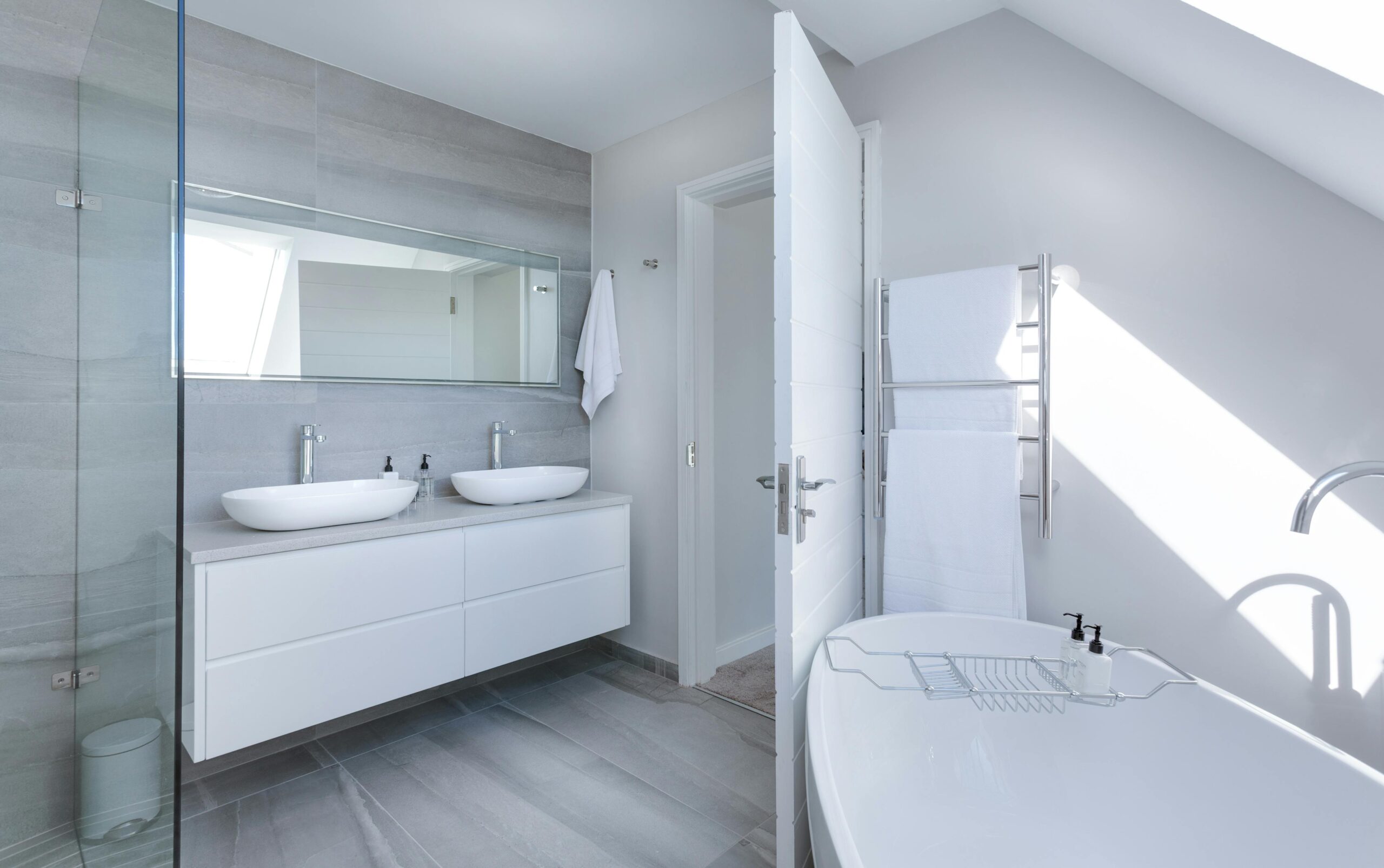 Wie gestalte ich ein kleines Badezimmer optisch größer?