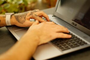 Warum bleibt der Bildschirm meines Asus ZenBook UX430UA schwarz?