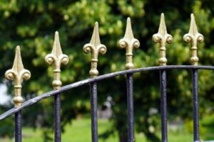 Wie hoch darf ein Gartenzaun sein? Wichtige Vorschriften und Tipps