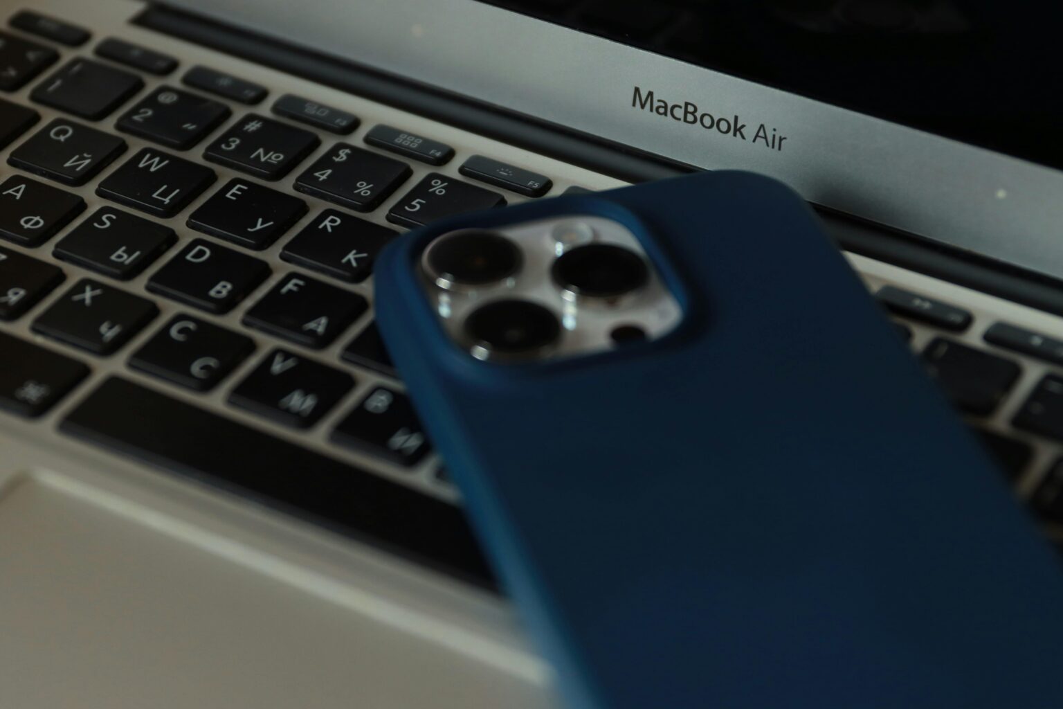 Warum zeigt mein Apple MacBook Air (M1, 2020) die Meldung "Batterie wird nicht geladen" an?