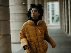 Welche Vorteile bieten hochwertige Laufjacken für Damen im Vergleich zu herkömmlichen Sportjacken