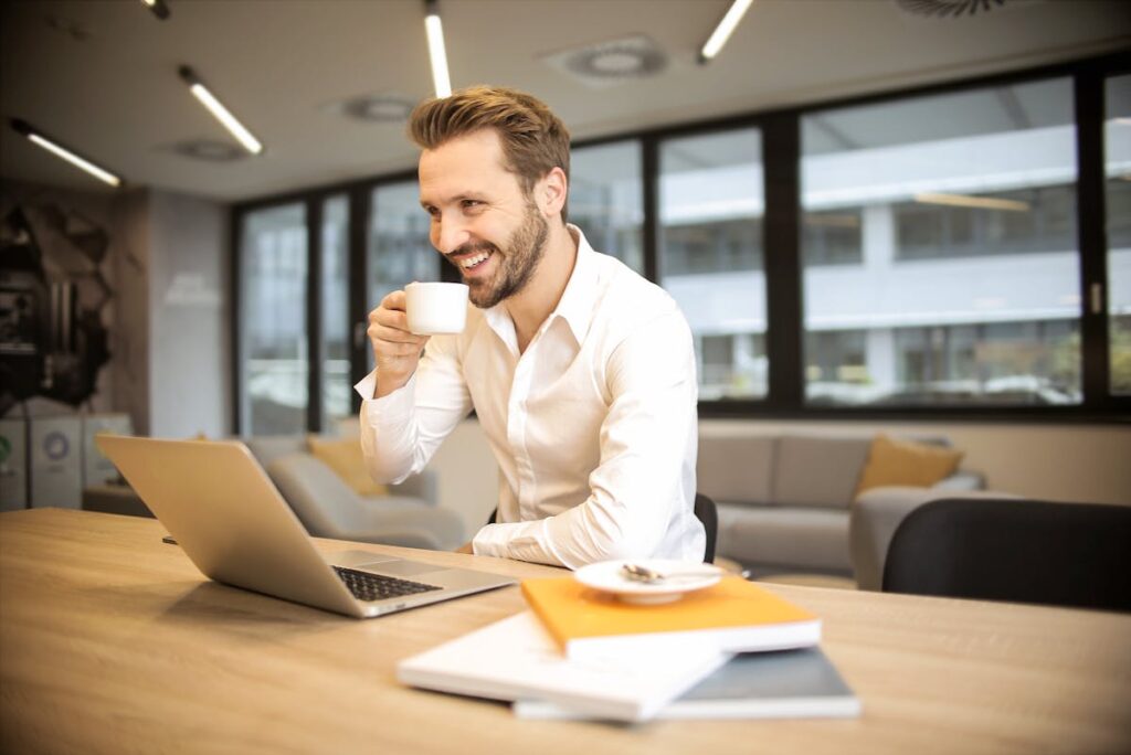 Bildung neben dem Job Wie Weiterentwicklung trotz Vollzeit gelingt