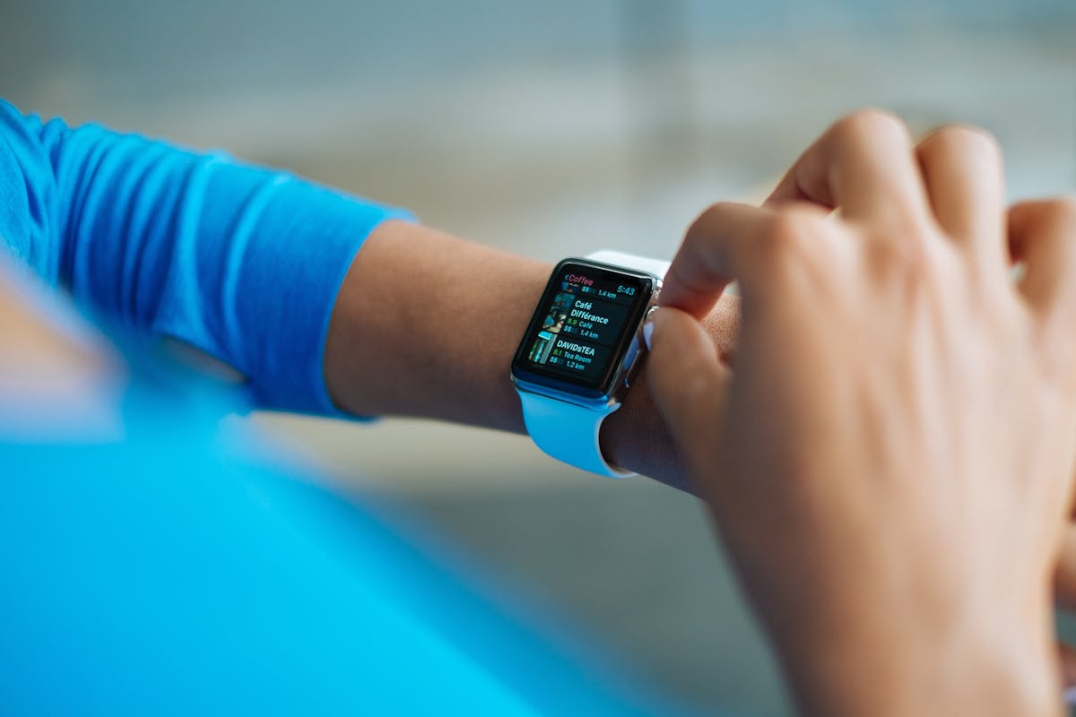 Apple Watch zeigt roten Blitz – Akku leer