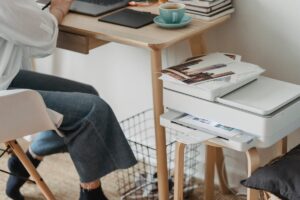 Welche Schritte helfen, wenn mein Netzwerkdrucker offline bleibt?