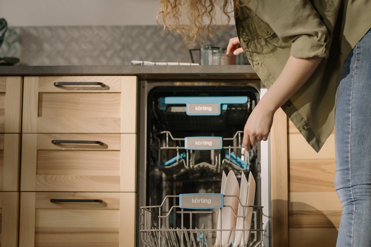 Spülmaschine zeigt „Kein Wasserzulauf“ trotz offenem Hahn