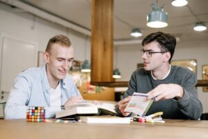 Moderne Weiterbildung: Lernen muss heute besser ins Leben passen 1 Moderne Weiterbildung Lernen muss heute besser ins Leben passen